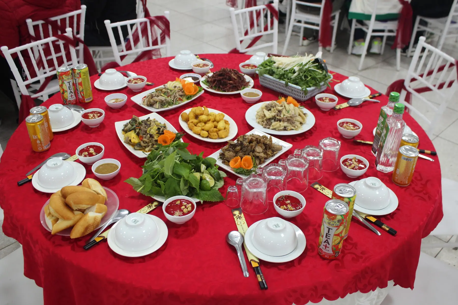Mâm cỗ bàn tiệc đỏ