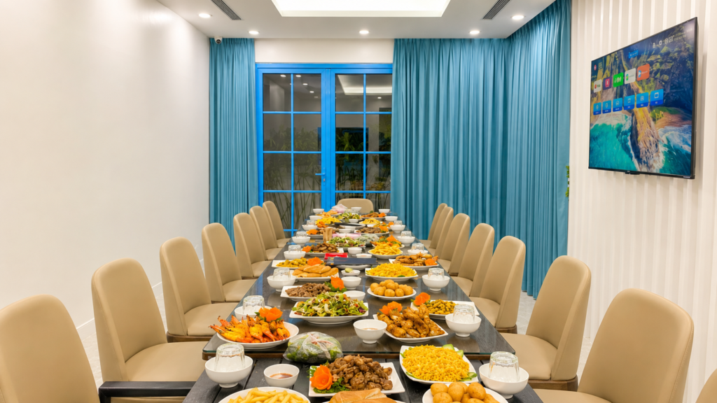 Bàn tiệc nấu cỗ tại villa Hạ Long của Bếp Nhà Loan