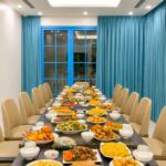 Bàn tiệc nấu cỗ tại villa Hạ Long của Bếp Nhà Loan