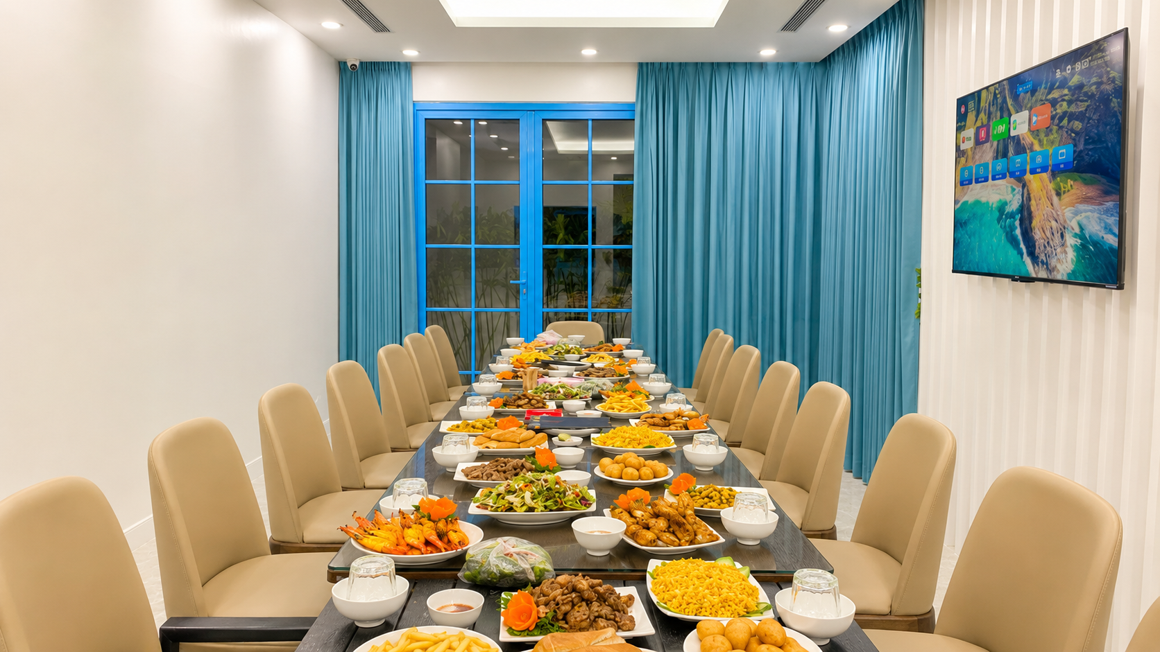 Bàn tiệc nấu cỗ tại villa Hạ Long của Bếp Nhà Loan